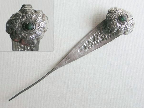 Hairpin in Ruyi-form with green glass stone  - (9233)